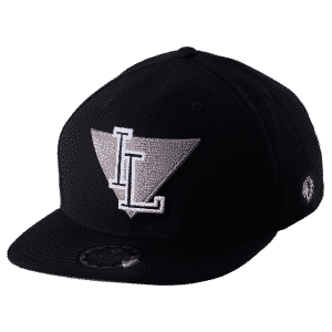 כובע מצחייה, כובע סנאפבק, מצחייה שטוחה ישרה, דגם IL, גוון בד שחור ורקמה אפורה לבנה שחורה